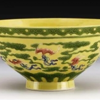 景德鎮(zhèn)窯粉彩蝠桃紋橄欖瓶的型紋賞讀